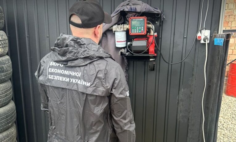 Буковинець облаштував підпільну автозаправну станцію в одному із прикордонних сіл області