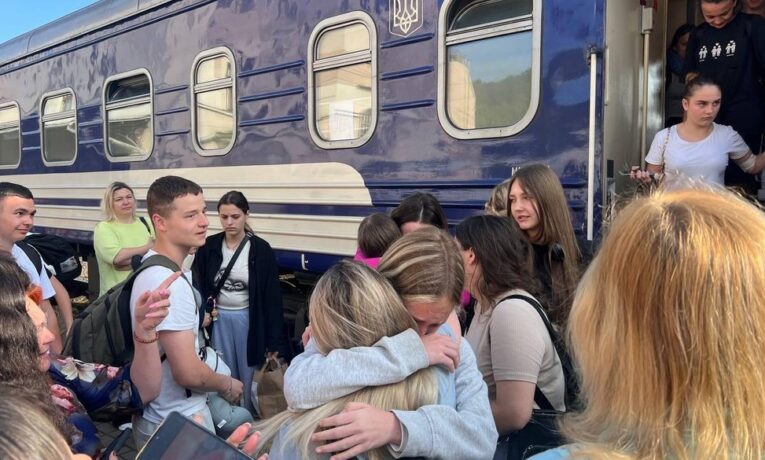 На Буковину повернулися студенти та викладачі коледжу, які потрапили у ДТП у Франції