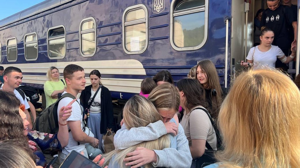 На Буковину повернулися студенти та викладачі коледжу, які потрапили у ДТП у Франції