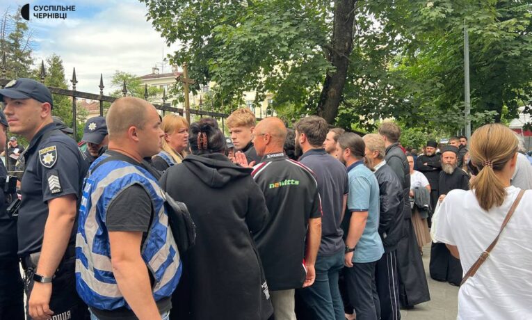 У Чернівцях біля Кафедрального собору між парафіянами УПЦ та ПЦУ сталася сутичка