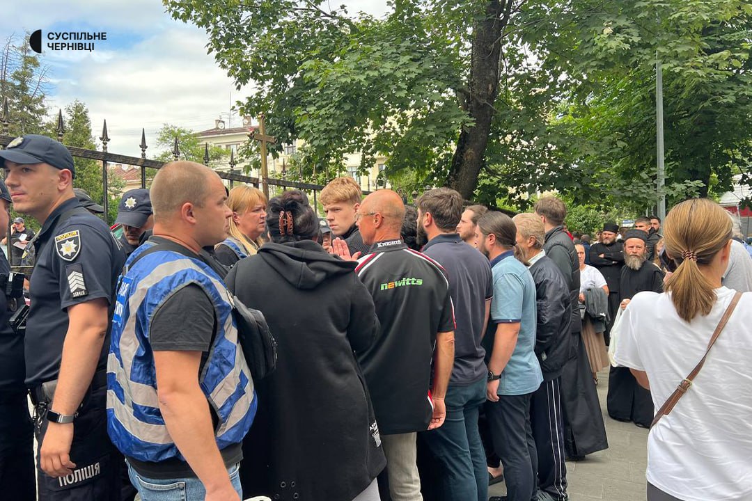 У Чернівцях біля Кафедрального собору між парафіянами УПЦ та ПЦУ сталася сутичка