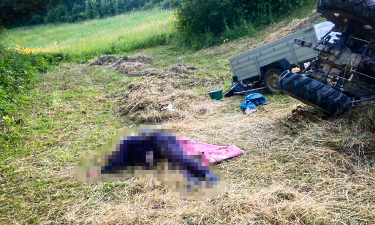 Нещасний випадок на Буковині: під час польових робіт перекинувся трактор. Загинув чоловік
