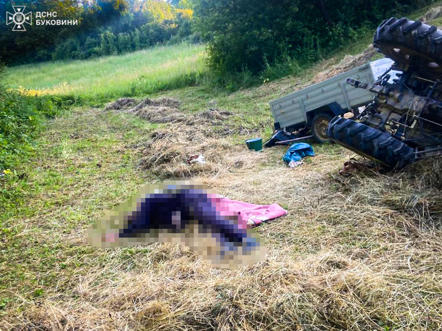 Нещасний випадок на Буковині: під час польових робіт перекинувся трактор. Загинув чоловік