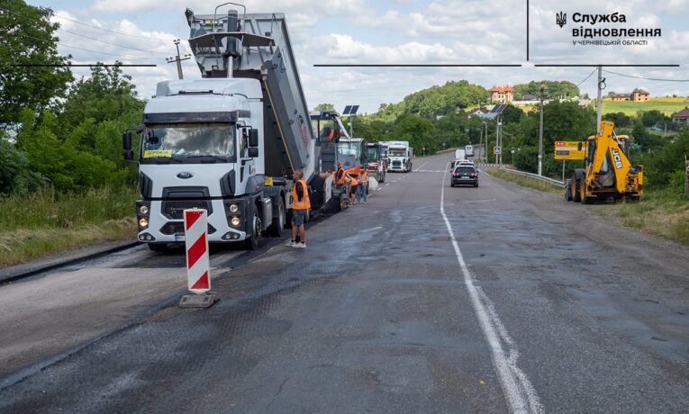 На Буковині тривають роботи з влаштування асфальтного покриття