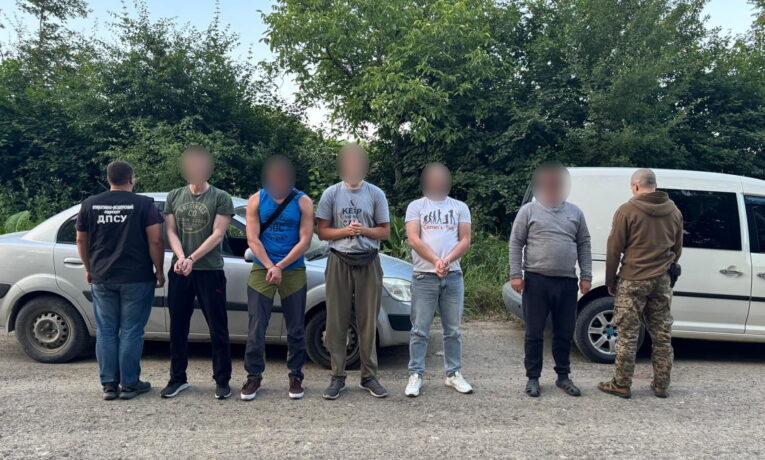 Таксі до кордону: на Буковині прикордонники затримали групу втікачів