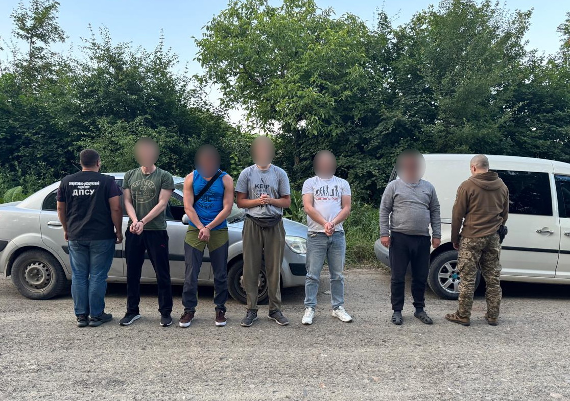 Таксі до кордону: на Буковині прикордонники затримали групу втікачів