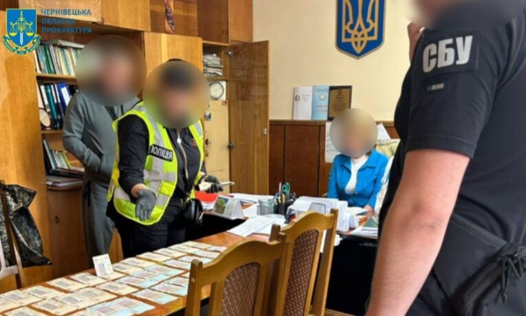 “Батальйон студенти”: в.о. директора державного фахового коледжу на Буковині за хабарі набирала на навчання ухилянтів