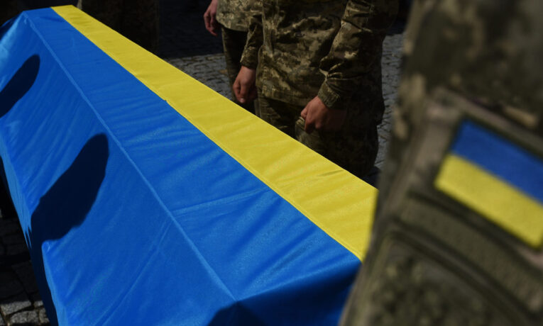 “На щиті”: Буковина прощається із чотирма військовими, які віддали життя за Україну