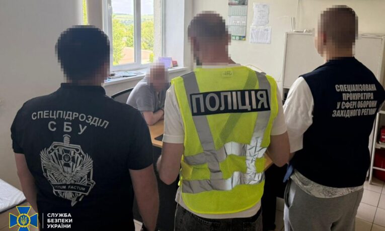 СБУ на Буковині викрила лікаря, який вимагав хабар від матері військовослужбовця