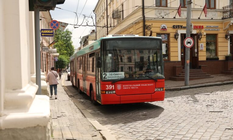 Скільки школярі та студенти Чернівців платитимуть за проїзд міським транспортом на канікулах