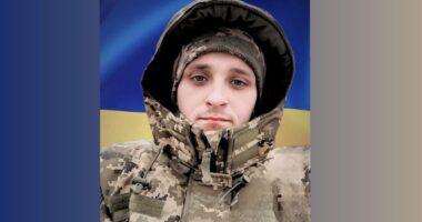 На Буковині прощаються з полеглим військовим Столярчуком