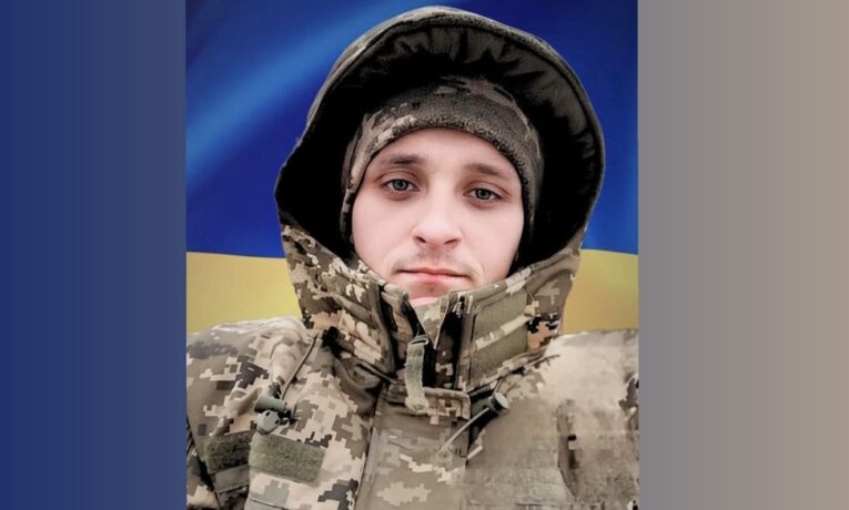 На Буковині прощаються з полеглим військовим Столярчуком