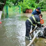 Розмиті дороги, повалені дерева та затоплені підвали – рятувальники показали наслідки негоди на Буковині