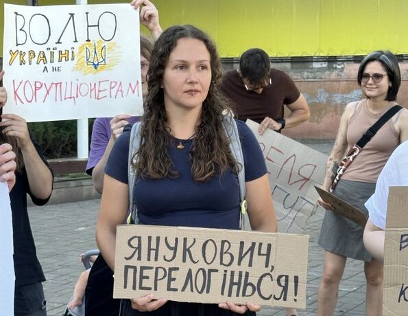 У Чернівцях молодь вийшла на акцію протесту проти закону, яким обмежують незалежність НАБУ та САП