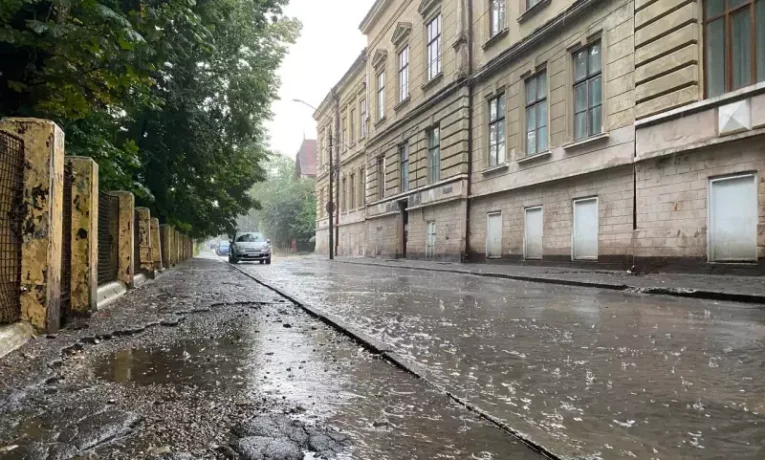 Чернівці затоплює: Головна, автостанція на Садовій і Калинка у воді (відео)
