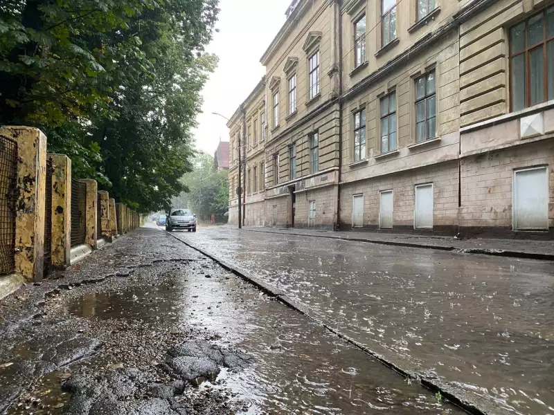 Чернівці затоплює: Головна, автостанція на Садовій і Калинка у воді (відео)