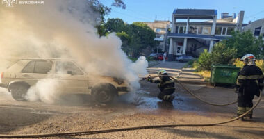 У Чернівцях внаслідок короткого замикання згорів автомобіль