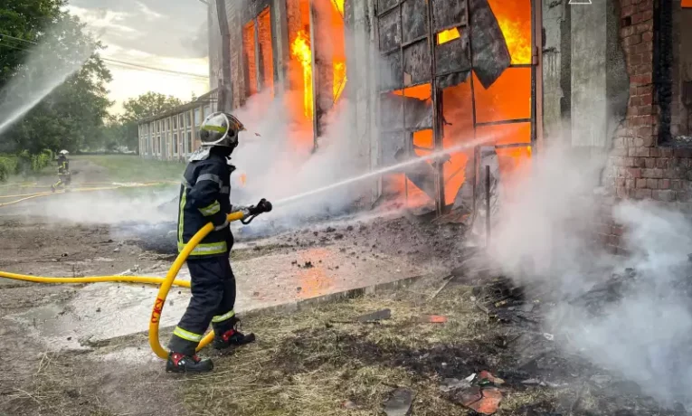 На Буковині ліквідували масштабну пожежу на підприємстві