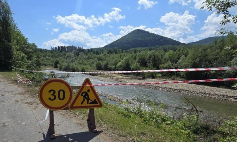 Паводок на Буковині зруйнував 40 метрів дамби