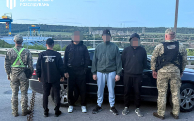 ДБР повідомило про підозру правоохоронцю, який за $13,5 тисяч вивозив ухилянтів через Буковинудо Молдови