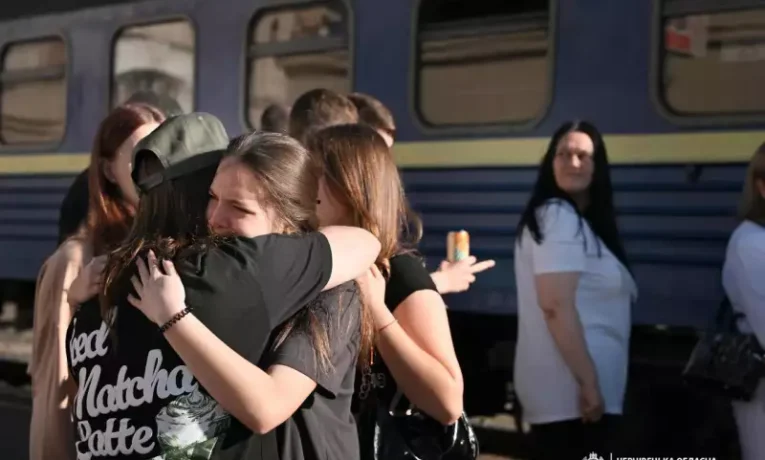 На Буковину повернулися діти, які потрапили у Франції у ДТП