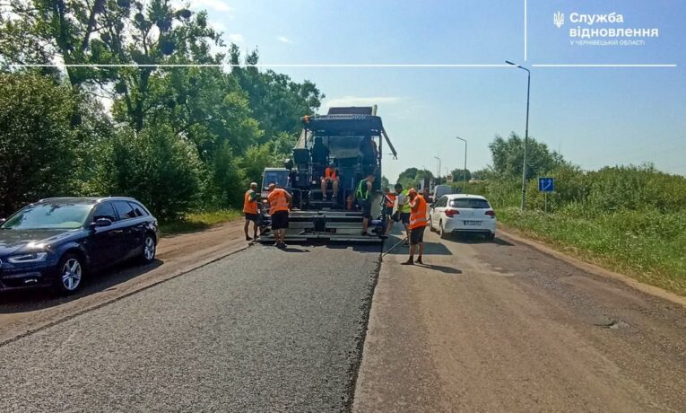 На межі Чернівців до кільця у селі Магала ремонтують дорогу
