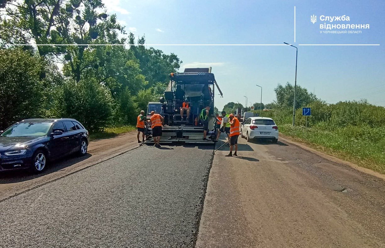 На межі Чернівців до кільця у селі Магала ремонтують дорогу
