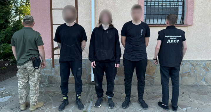 Хотіли перелізти загороджувальний паркан на кордоні з Румунією: буковинські прикордонники затримали трьох чоловіків