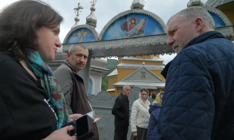 Війна за церкву: як буковинські гуцули із сокирами б’ються за приміщення храму