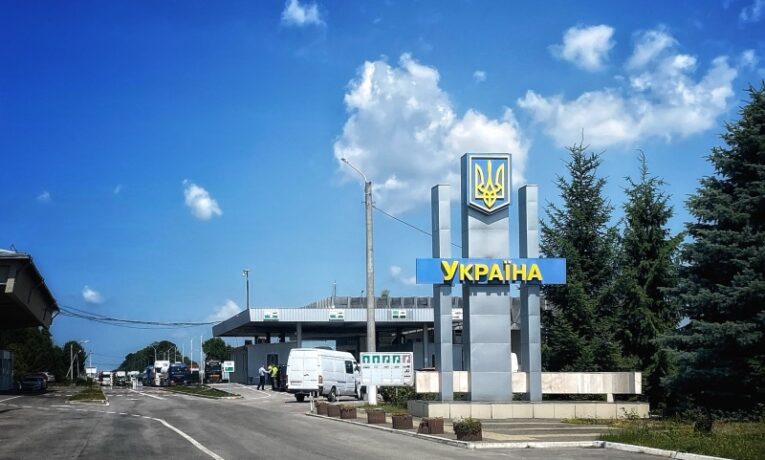 Через КПП “Дяківці” на Буковині тимчасово дозволили проїзд великих пасажирських автобусів