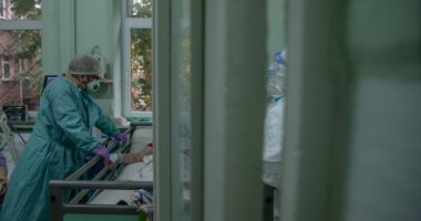 У Чернівцях на зупинці громадського транспорту помер чоловік