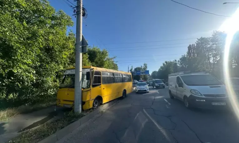 У Чернівцях маршрутка врізалася в електроопору