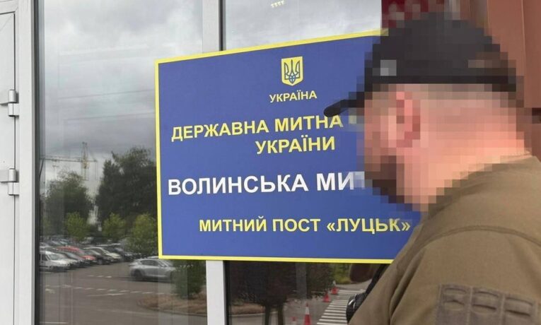 В Одеській, Волинській та Чернівецькій митницях правоохоронці проводять обшуки