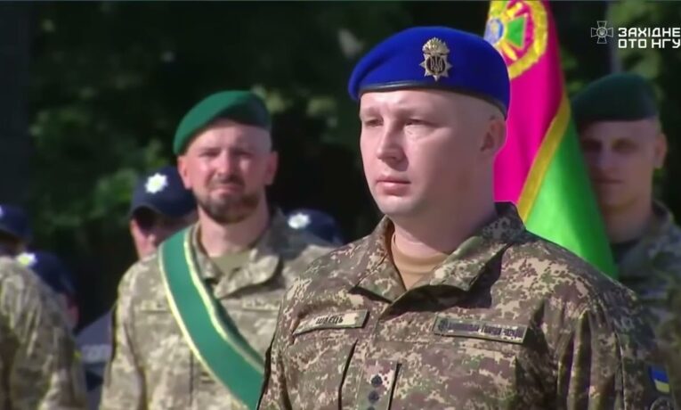 Президент вручив Чернівецькому підрозділу НГУ стрічку до Бойового прапора з почесним найменуванням — імені гетьмана Петра Сагайдачного