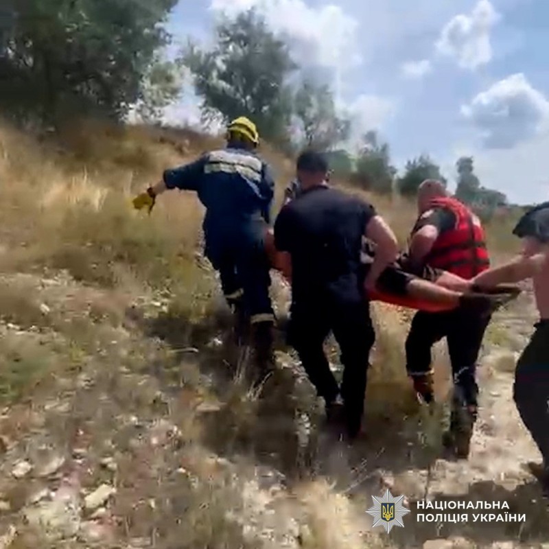На Буковині поліцейські врятували чоловіка, який намагався вчинити самогубство
