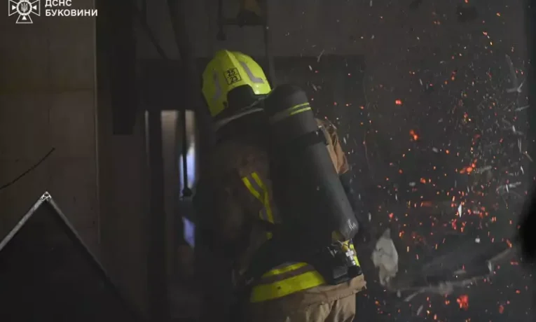 У Чернівцях сталася пожежа в багатоповерхівці: двоє людей травмувалися (відео)