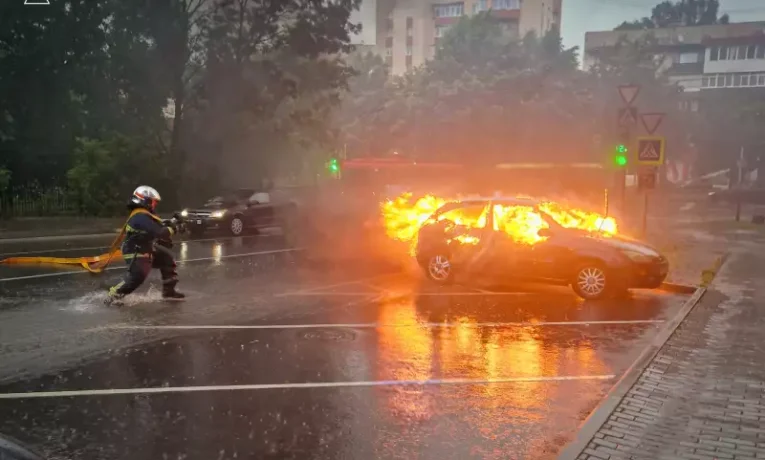 У Чернівцях горіло авто