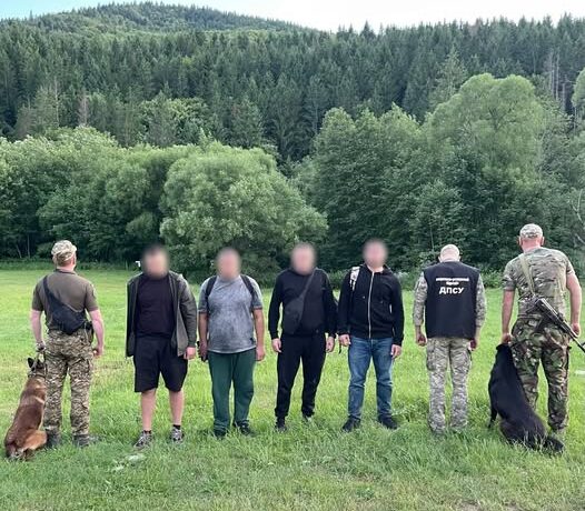 Буковинські прикордонники затримали чотирьох чоловіків поблизу кордону з Румунією