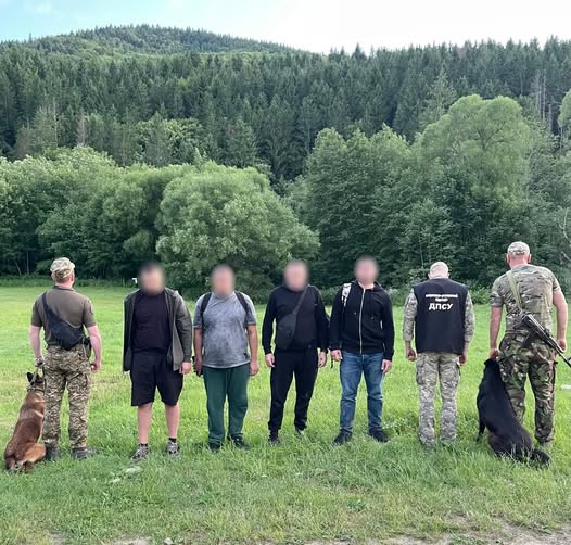 Буковинські прикордонники затримали чотирьох чоловіків поблизу кордону з Румунією