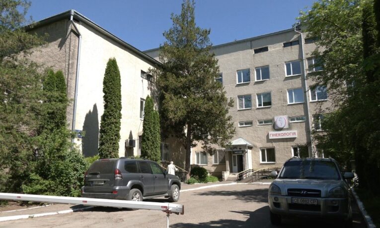 У Чернівцях депутати скасували наказ про скорочення ставок у пологовому будинку на Рівненській