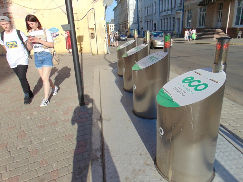 У Чернівцях встановлюють нові підземні смітники