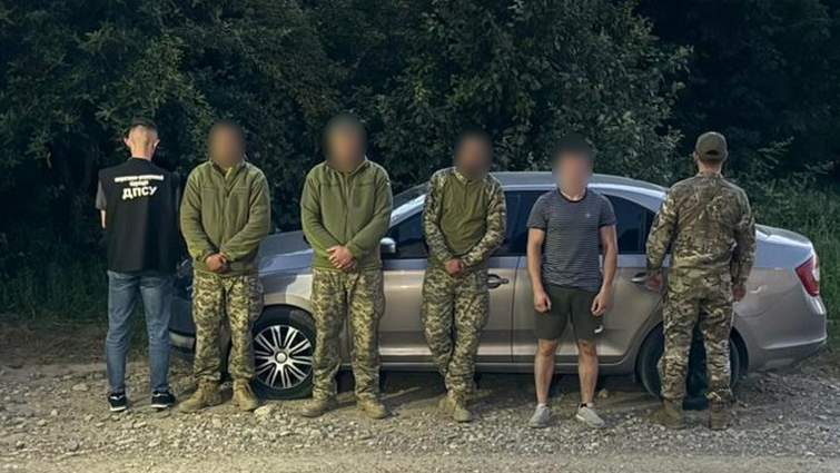 Буковинські прикордонники затримали у лісі групу чоловіків у військовій формі
