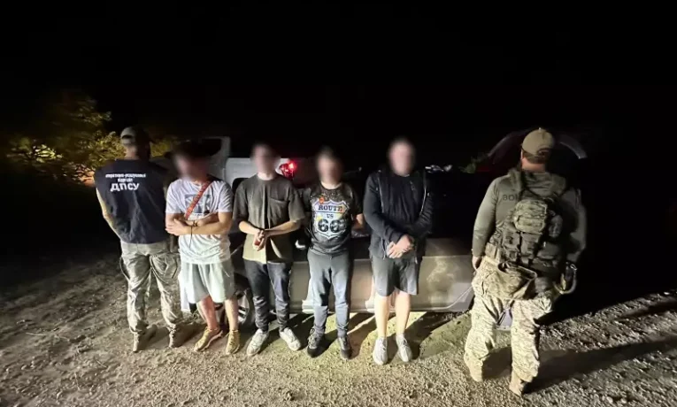 На Буковині прикордонники затримали трьох чоловіків, які намагались втекти до Румунії