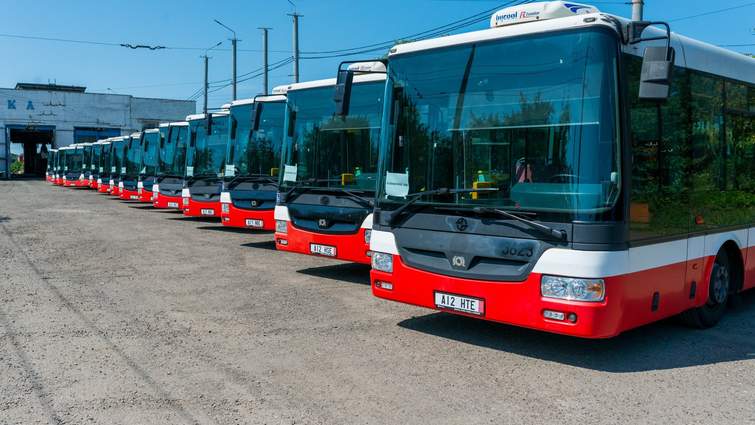 Чернівці отримали 15 низькопідлогових автобусів з Праги