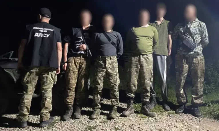 Буковинські прикордонники затримали п’ятьох чоловіків, які намагалися втекти до Румунії
