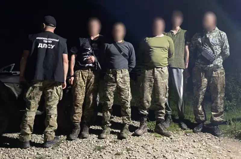 Буковинські прикордонники затримали п’ятьох чоловіків, які намагалися втекти до Румунії