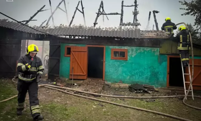 На Буковині блискавка влучила в будинок. Виникла пожежа