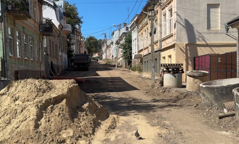 Ремонт на вулиці Фучмка у Чернівцях продовжили до вересня