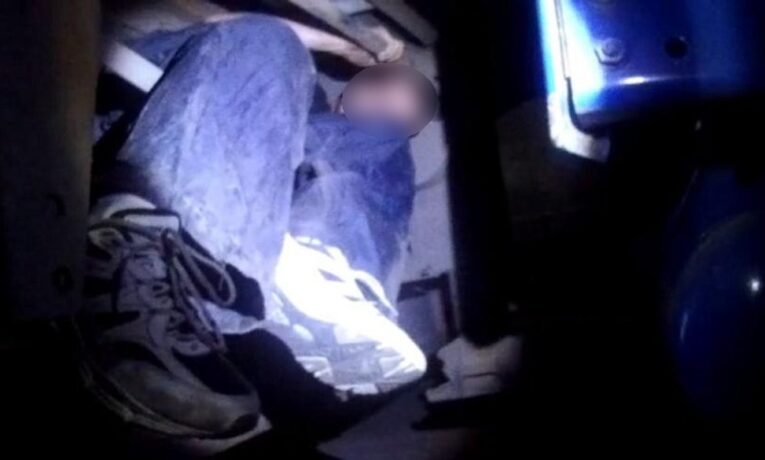 На Буковині виявили чоловіка, який ховався під причепом вантажівки, щоб незаконно потрапити до Румунії
