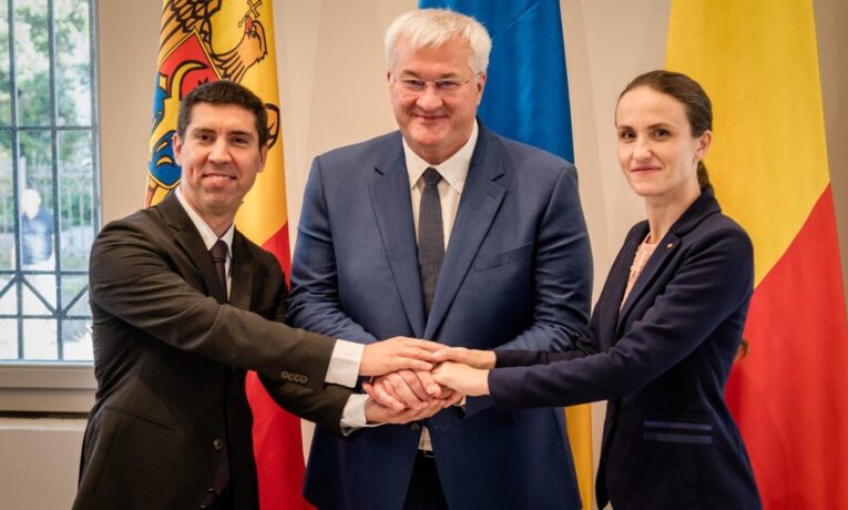 Шлях до ЄС та нові мости через Тису: що обговорили на зустрічі міністрів закордонних справ України, Румунії та Молдови у Чернівцях